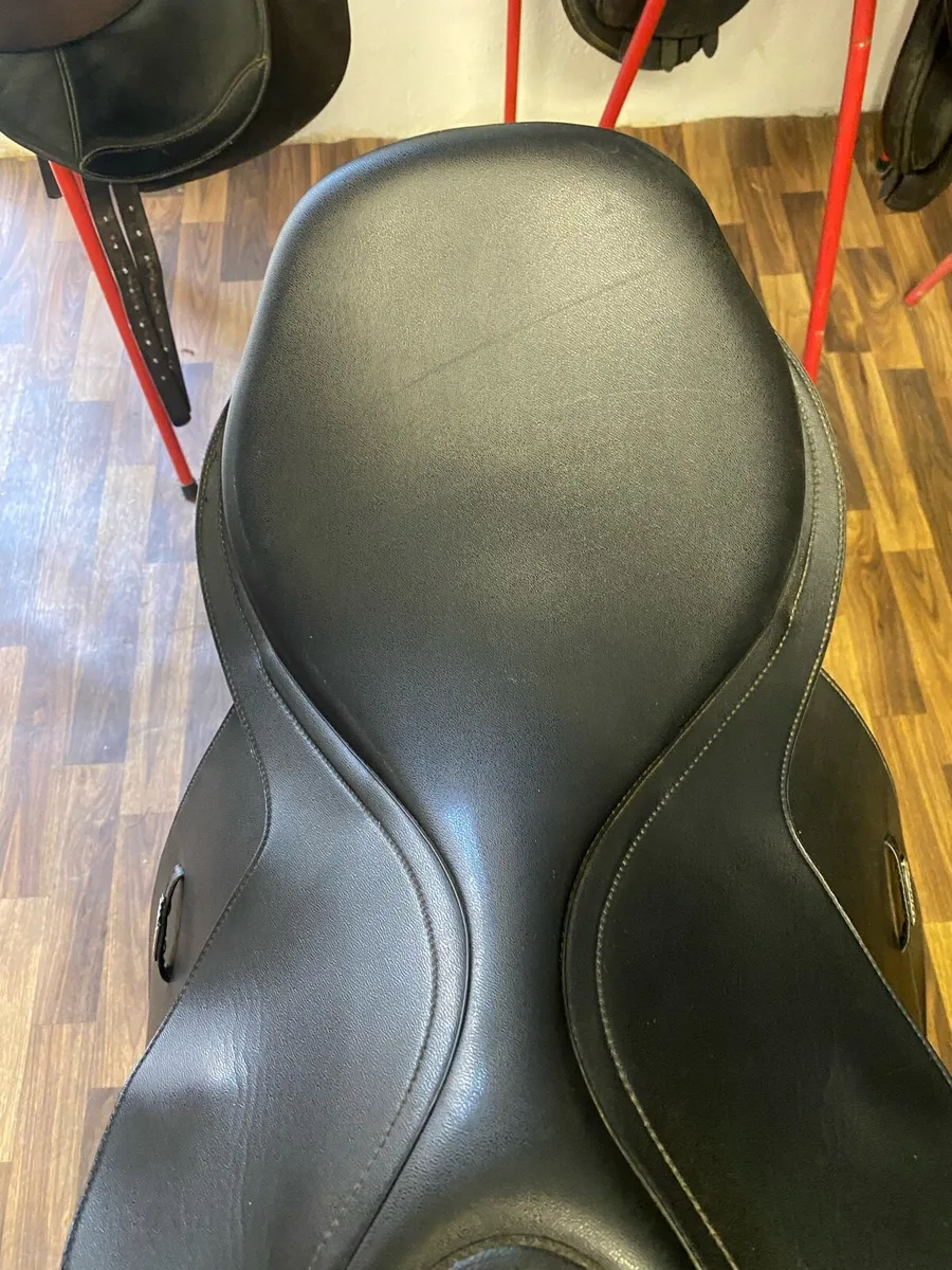 Wintec jump saddle 16.5-17” adjustable - Image 4