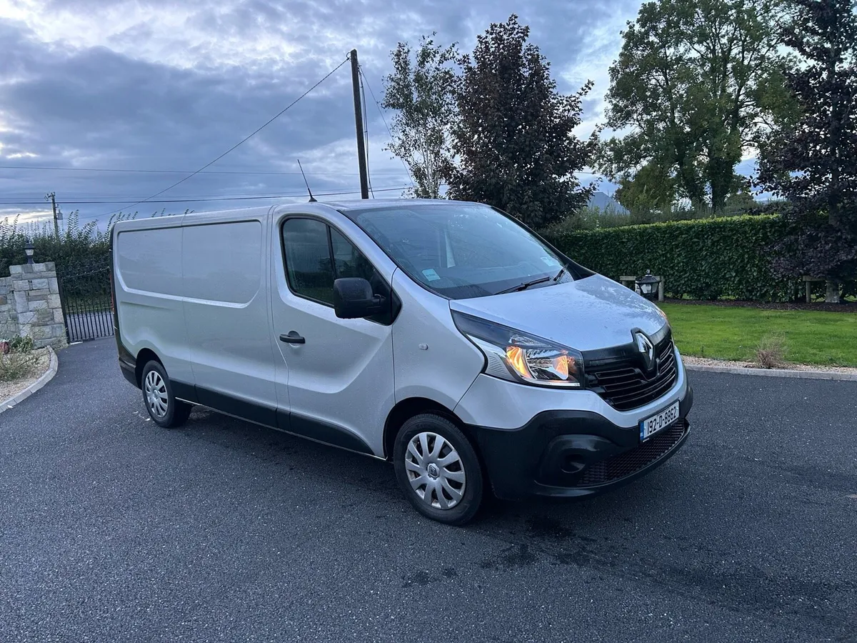 2019 Renault traffic silver - Image 1