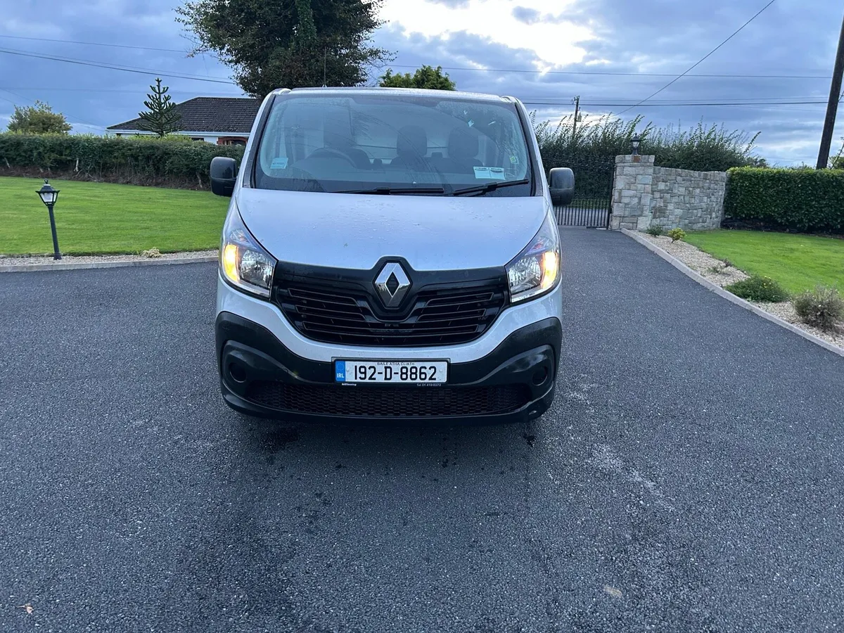 2019 Renault traffic silver - Image 2