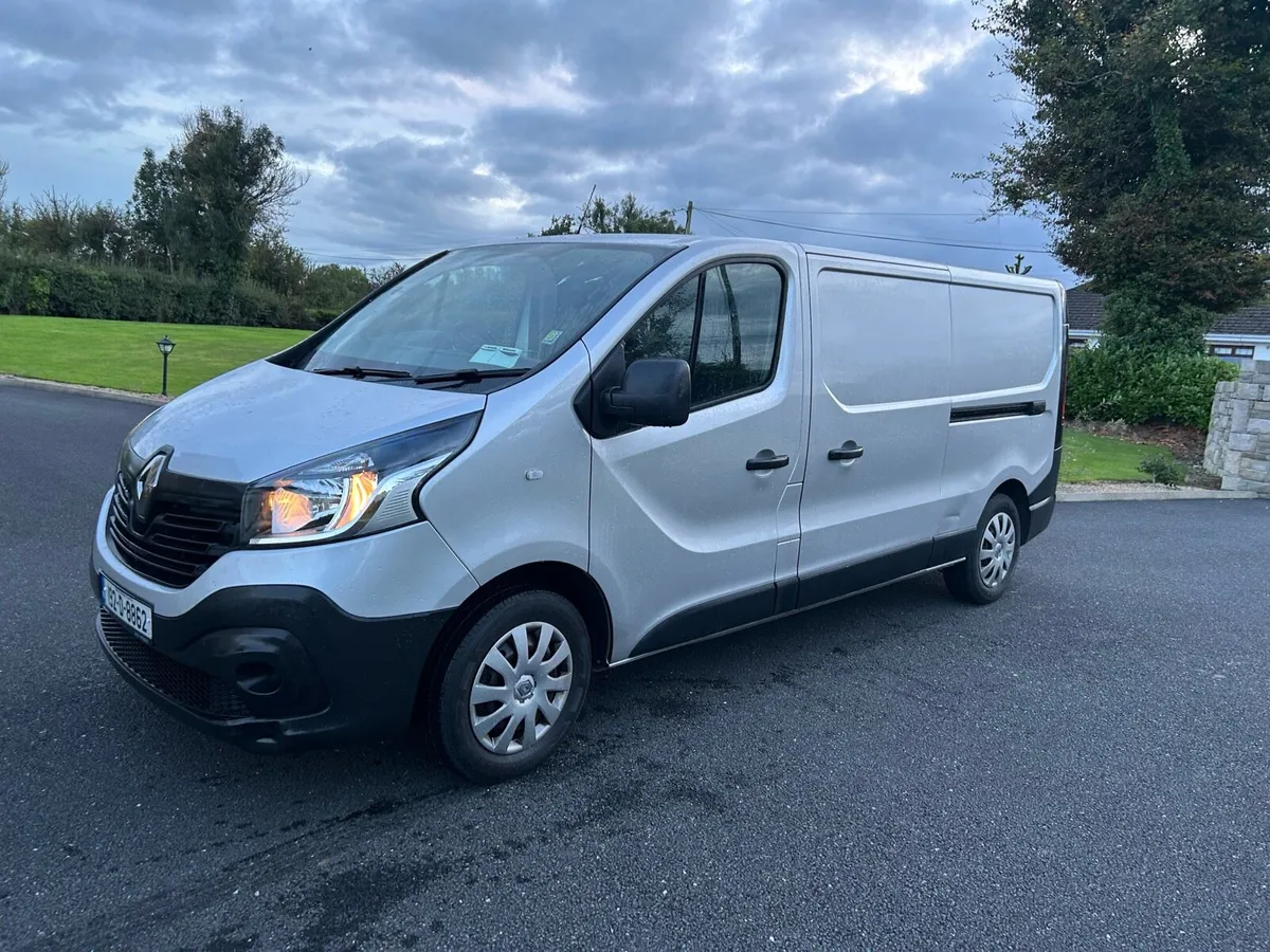 2019 Renault traffic silver - Image 3