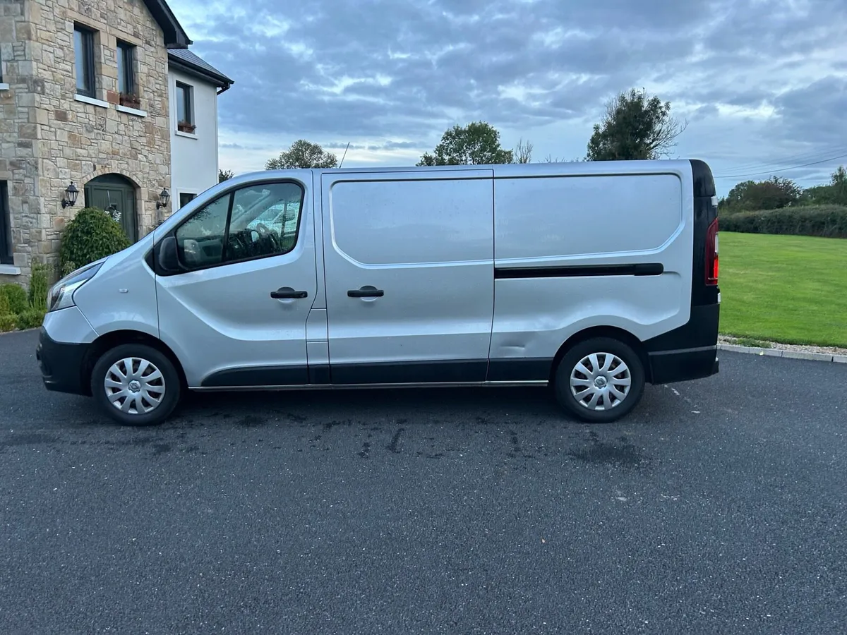 2019 Renault traffic silver - Image 4