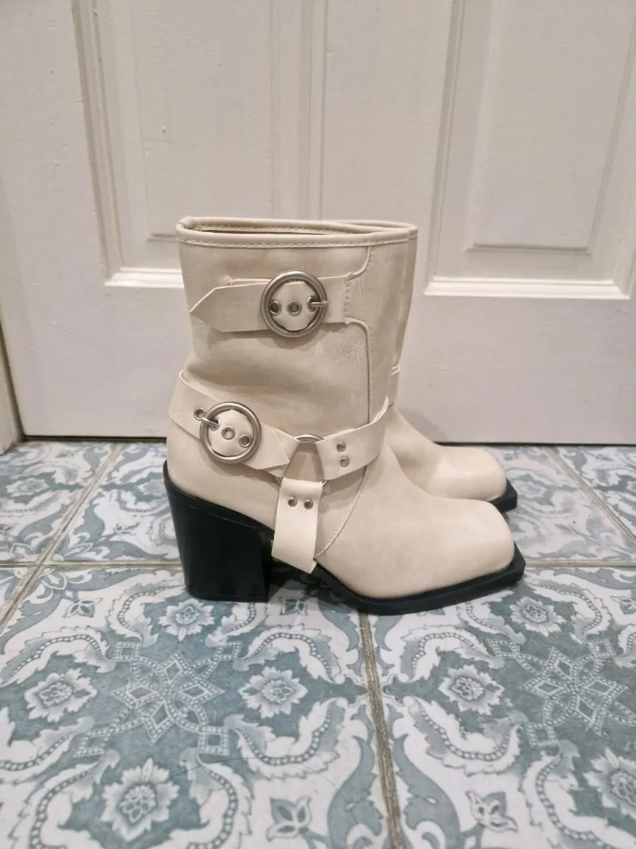 Boots - Image 1