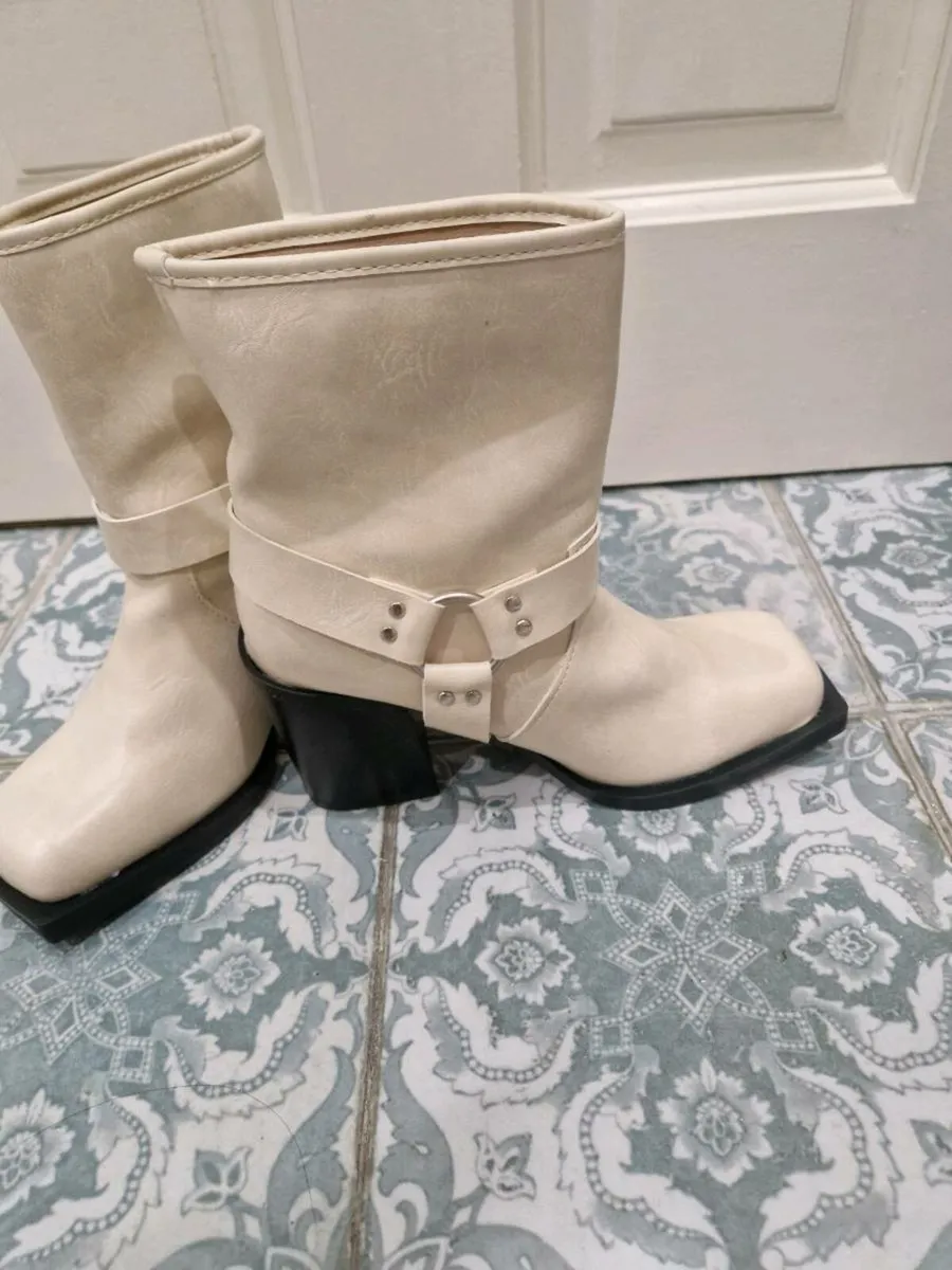 Boots - Image 3