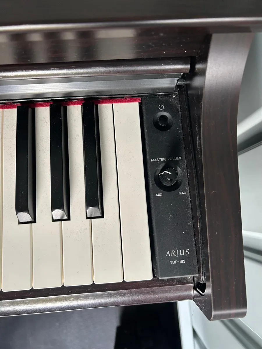 Piano Digital Yamaha YDP-163 Piano with Stand - Image 3