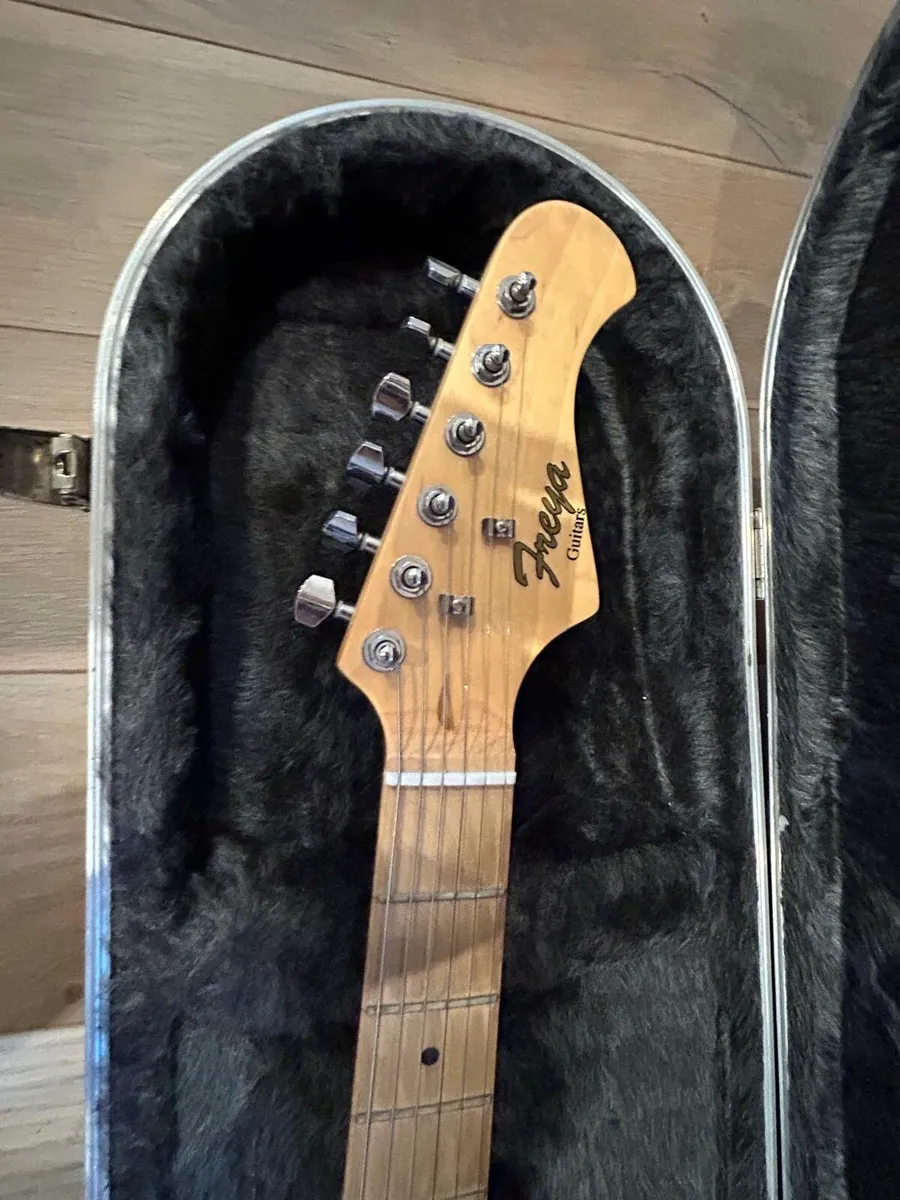 Electric Guitar - Image 2