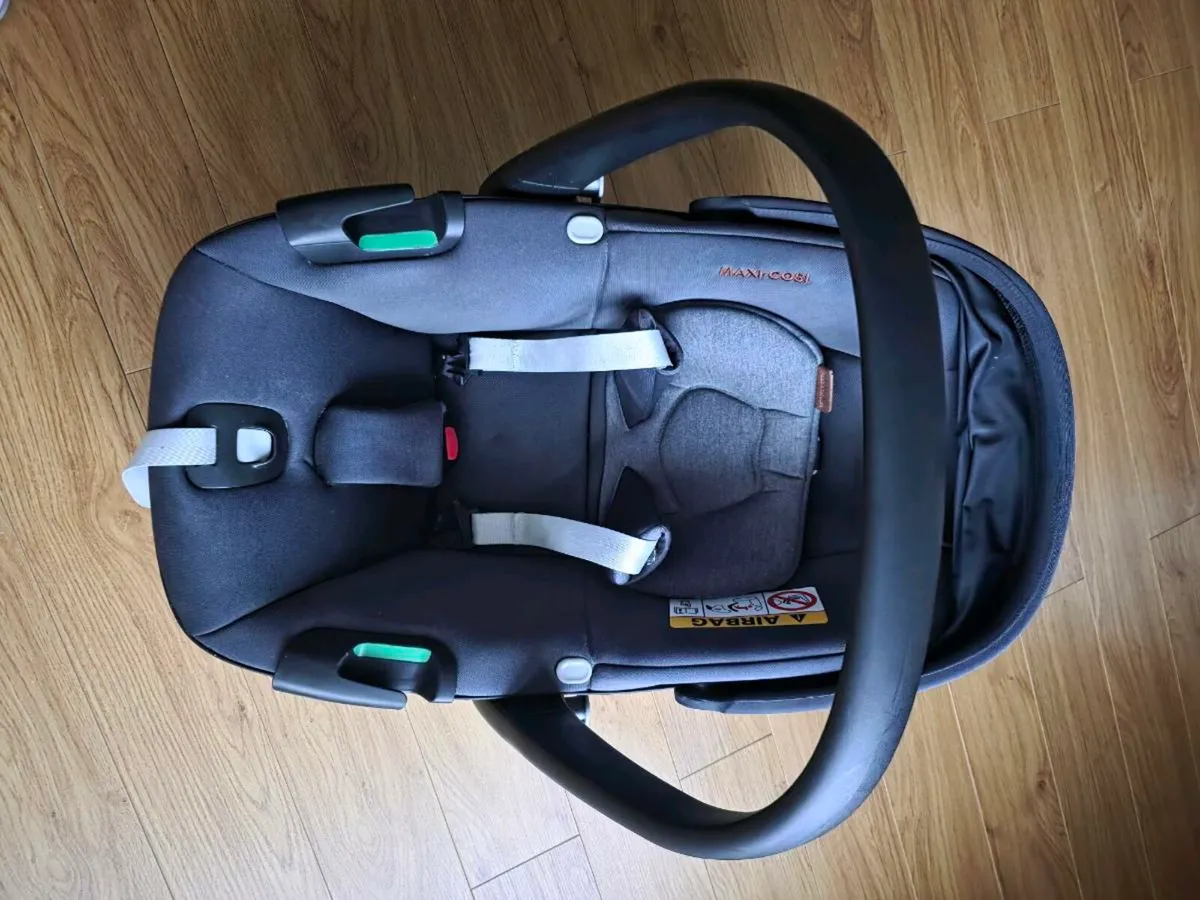 Maxi cosi plus buggy adaptors - Image 2