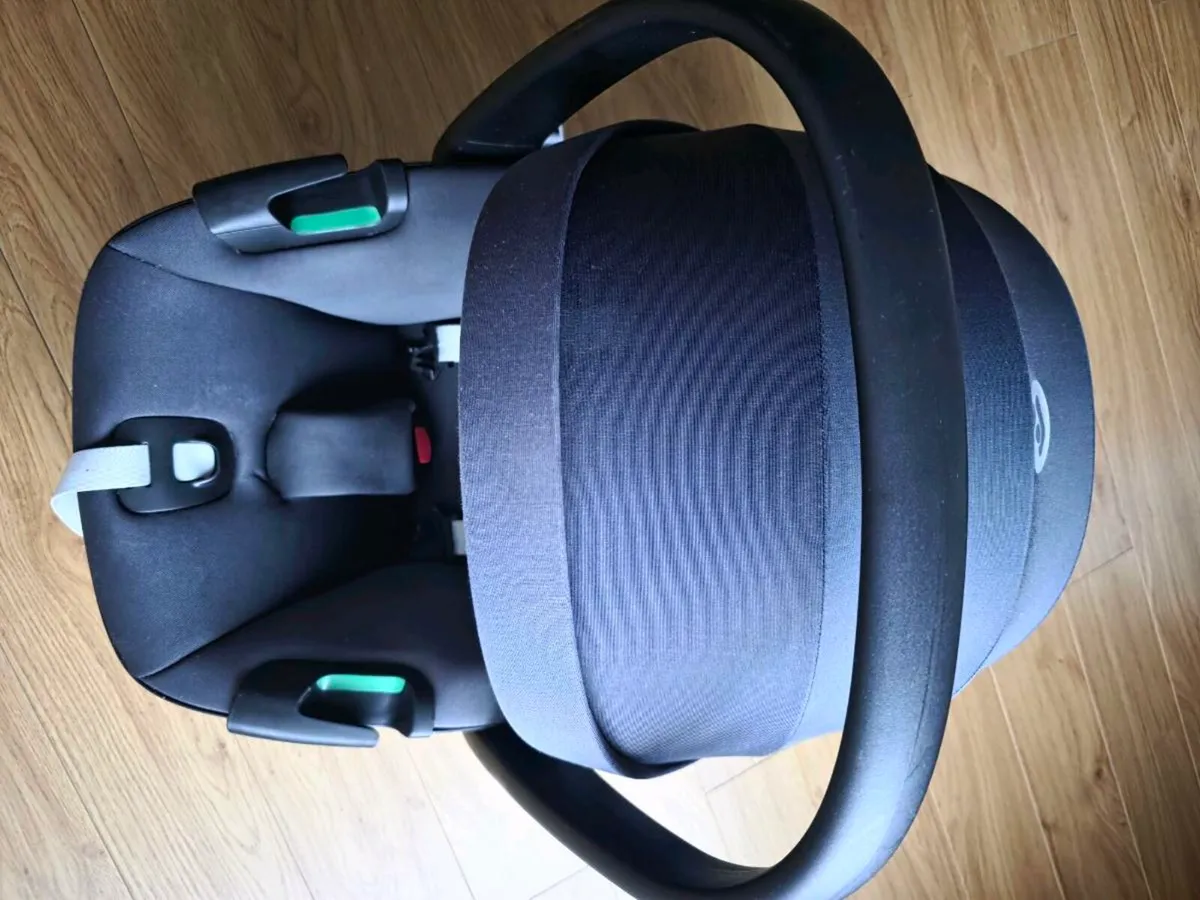 Maxi cosi plus buggy adaptors - Image 3