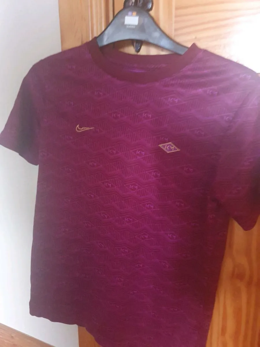 like new Nike top - Image 1