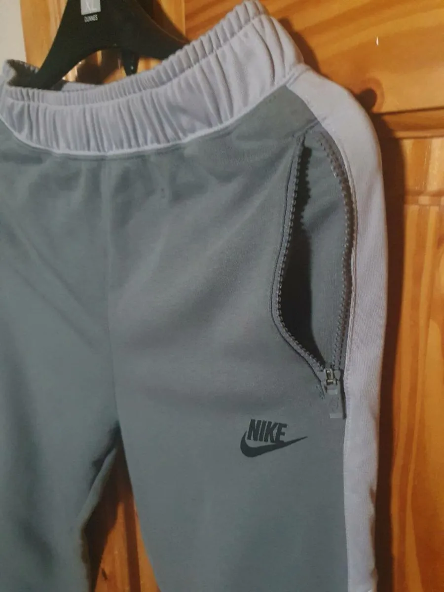 Like new Nike bottoms - Image 2