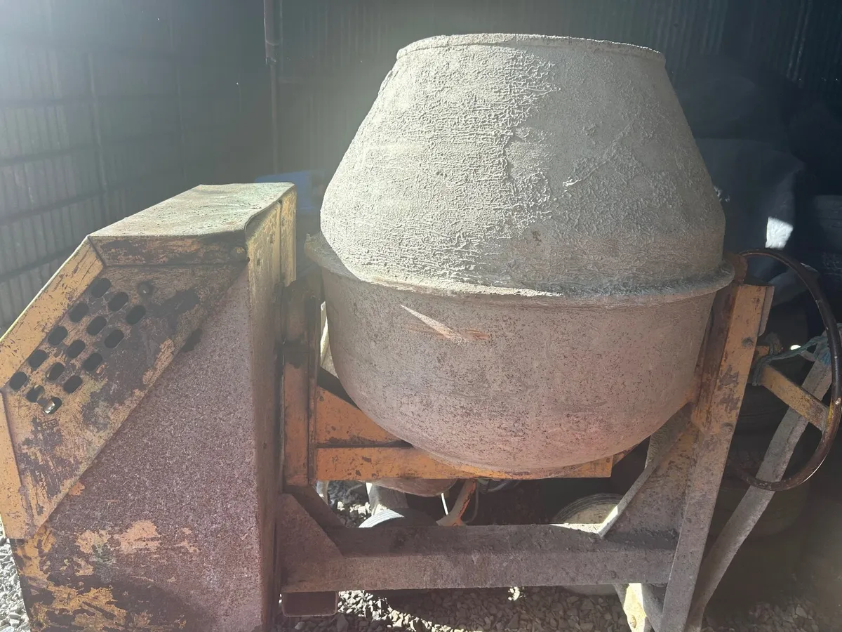 Diesel cement mixer in perfect condition - Image 1