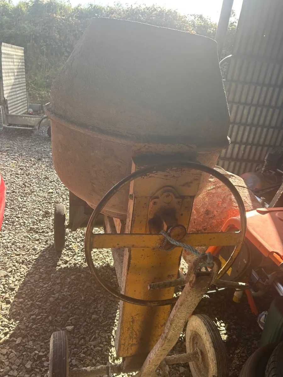 Diesel cement mixer in perfect condition - Image 3