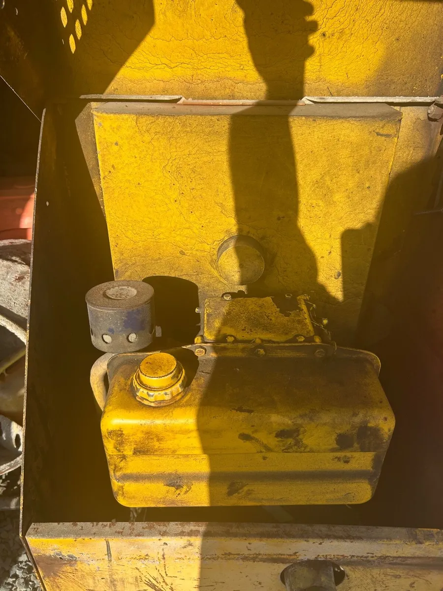 Diesel cement mixer in perfect condition - Image 4