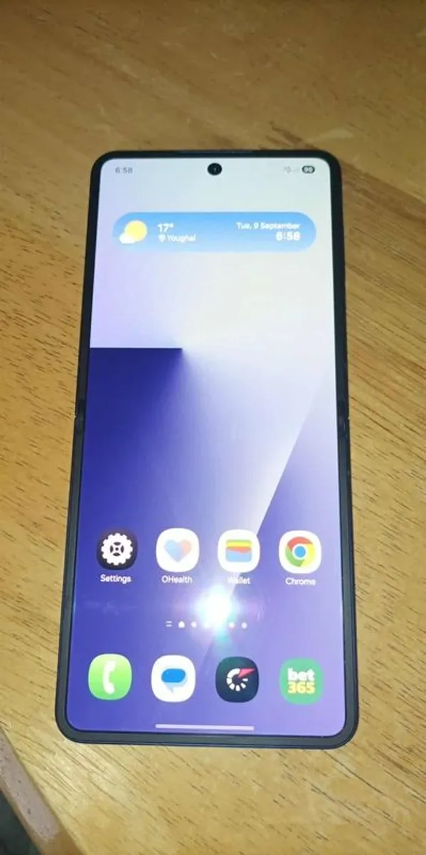 Z Flip 7 - Image 1