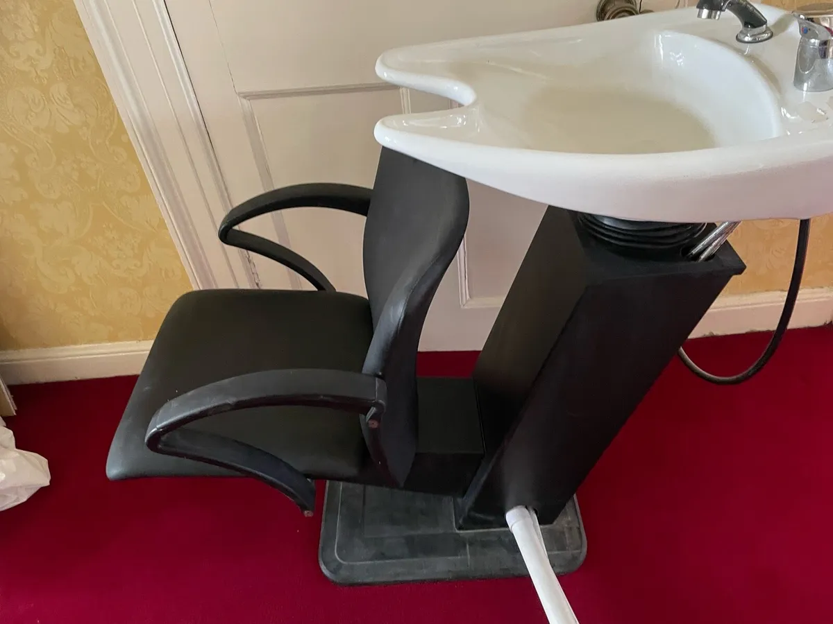 Hair dressers chair with adjustable sink - Image 1