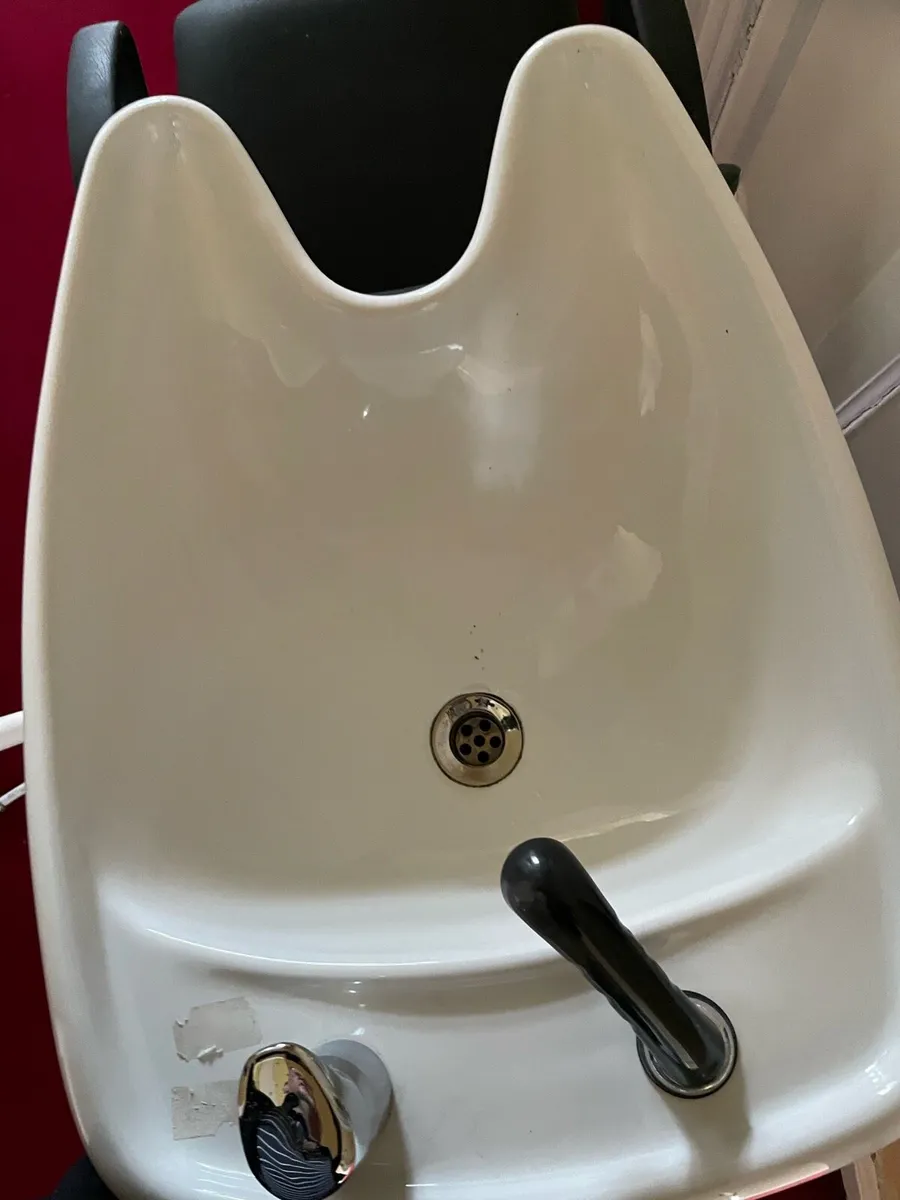 Hair dressers chair with adjustable sink - Image 2