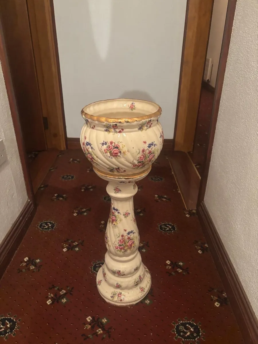 Plant pot (china pot ) ideal for hallway - Image 1
