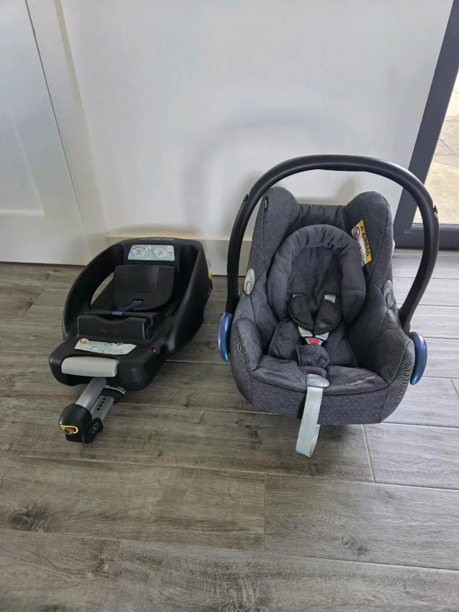 Maxi Cosi Newborn car seat and base - Image 1
