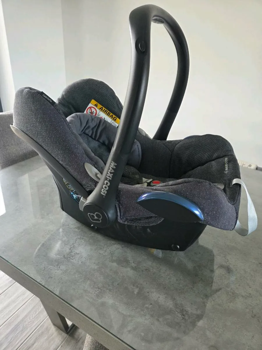 Maxi Cosi Newborn car seat and base - Image 3