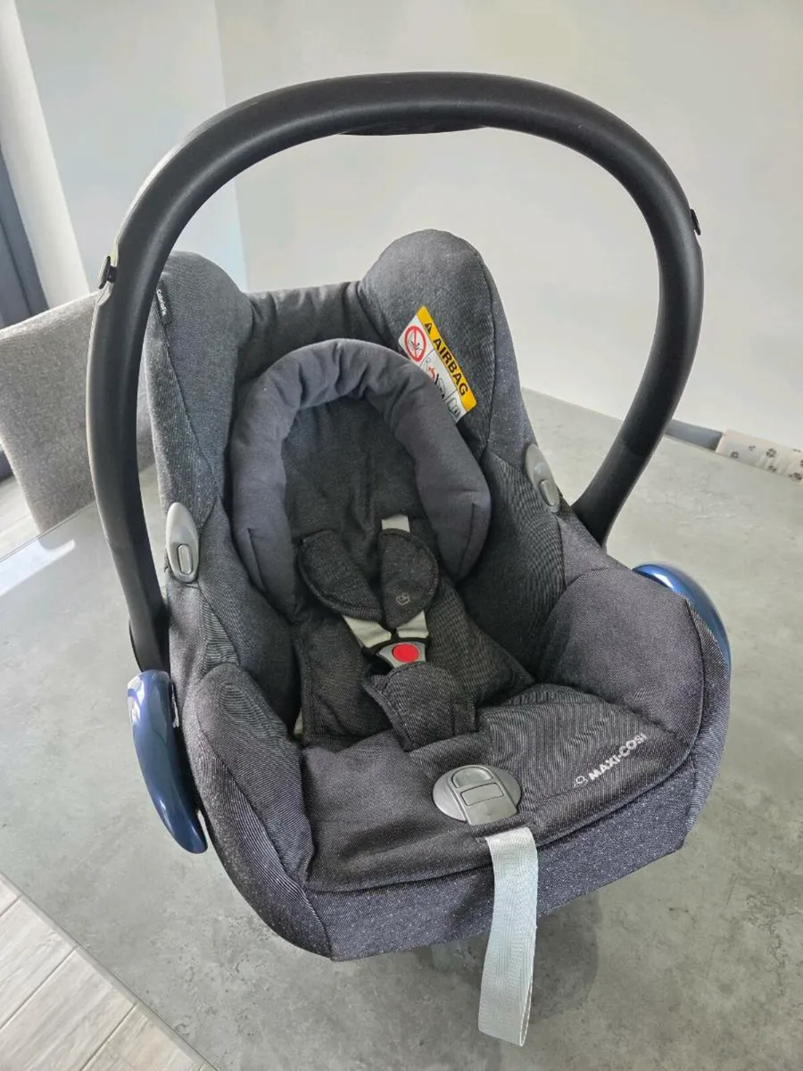 Maxi Cosi Newborn car seat and base - Image 4