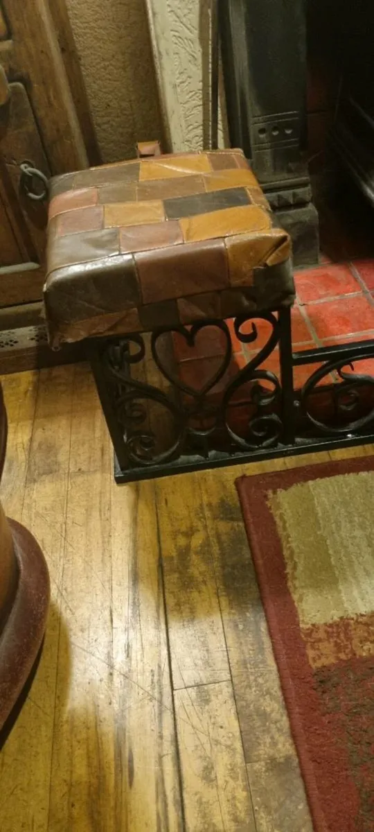 BLACK WROUGHT IRON FENDER WITH SEATING - Image 3