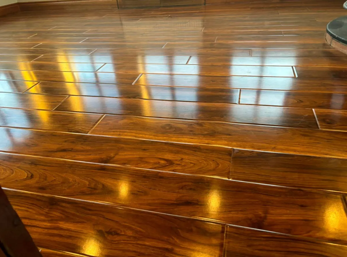 High gloss laminated flooring 12mm - Image 2