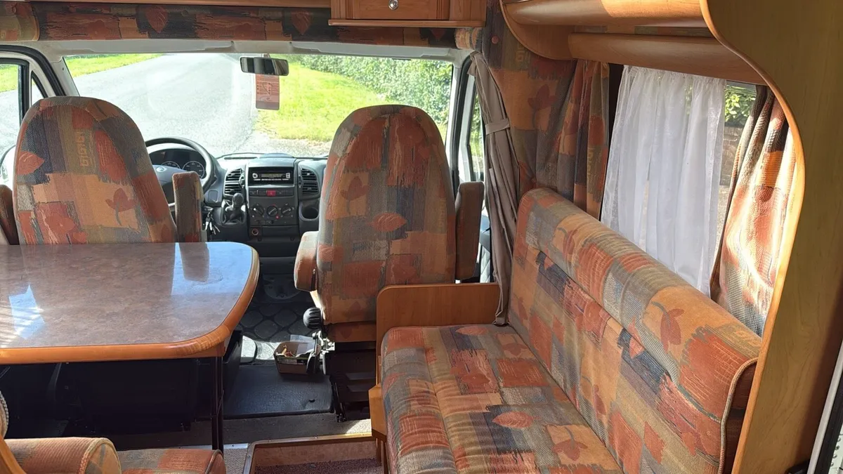 2002 Rapido 2,8 td low profile fix bed in the back - Image 4