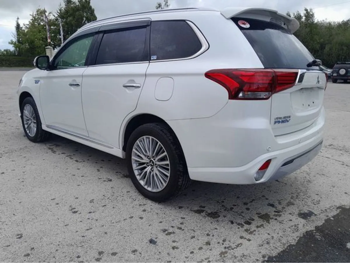 Mitsubishi Outlander Plug In Hybird 5 Seater 5 Do - Image 4