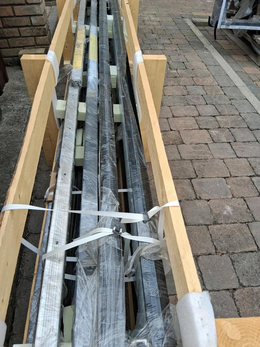 Pallets and wood - Image 2