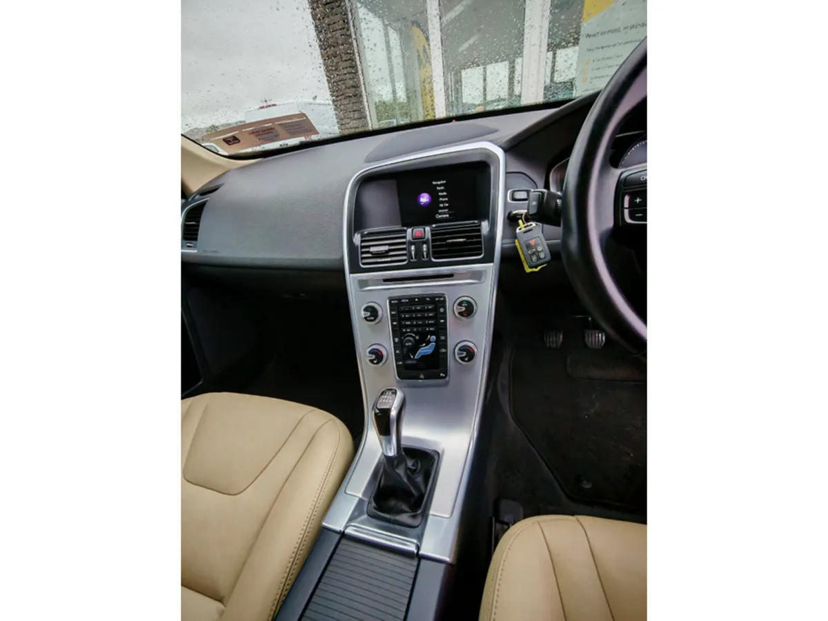 VOLVO XC60 D4 FWD SE 5DR - Image 2