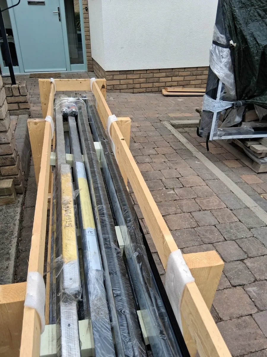 Pallets and wood - Image 3