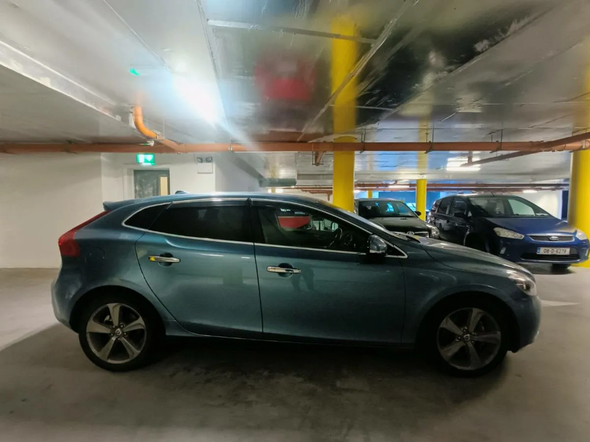 Volvo V40 2014 - Image 2
