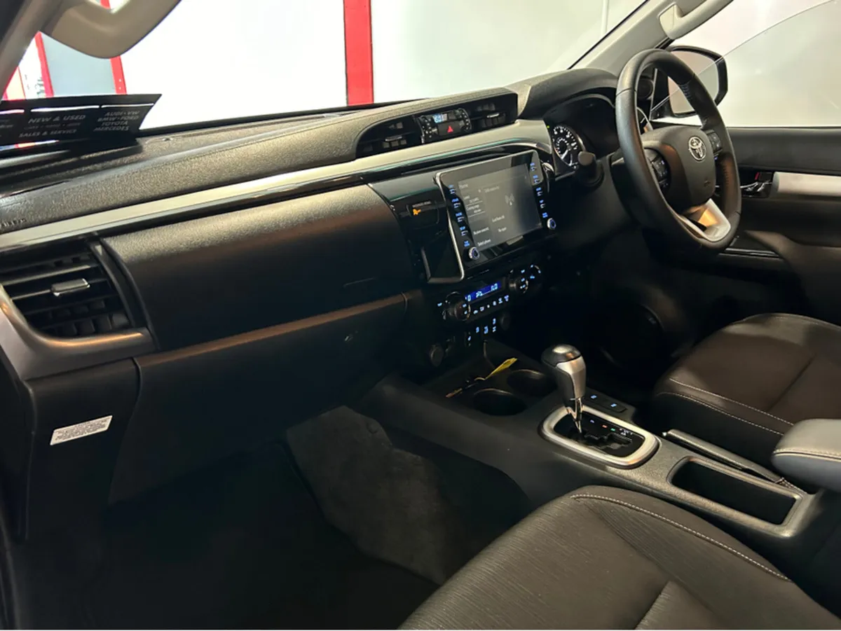 Toyota Hilux INVINCIBLE D-4D 4WD DCB - Image 3