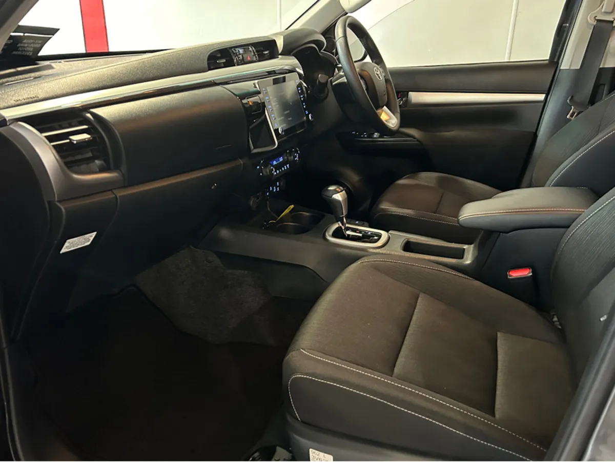 Toyota Hilux INVINCIBLE D-4D 4WD DCB - Image 4