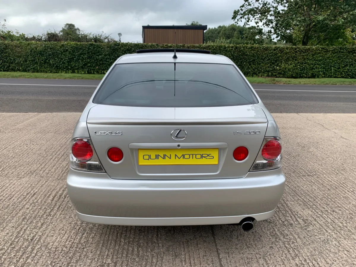 2001 LEXUS IS200 SPORT | LSD | SUNROOF | BLACK LTH - Image 4