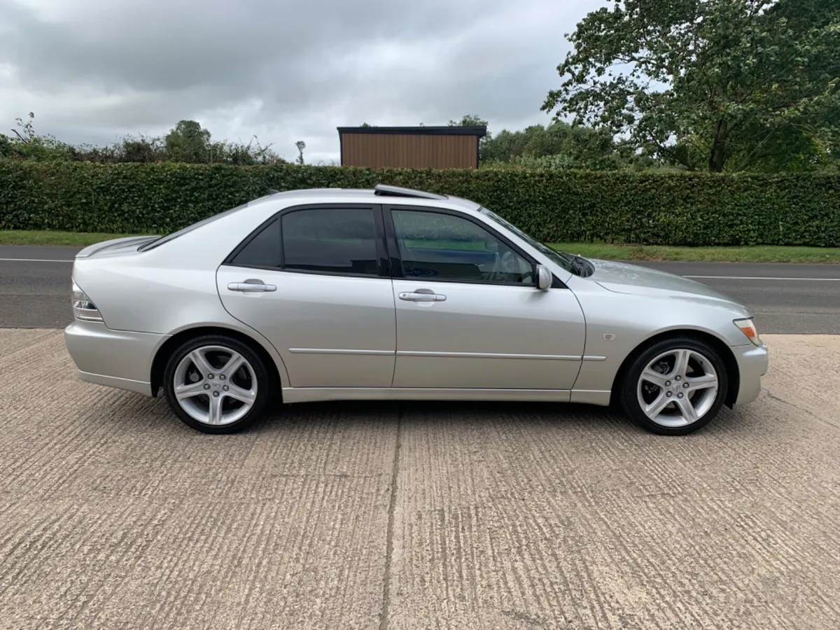 2001 LEXUS IS200 SPORT | LSD | SUNROOF | BLACK LTH - Image 2