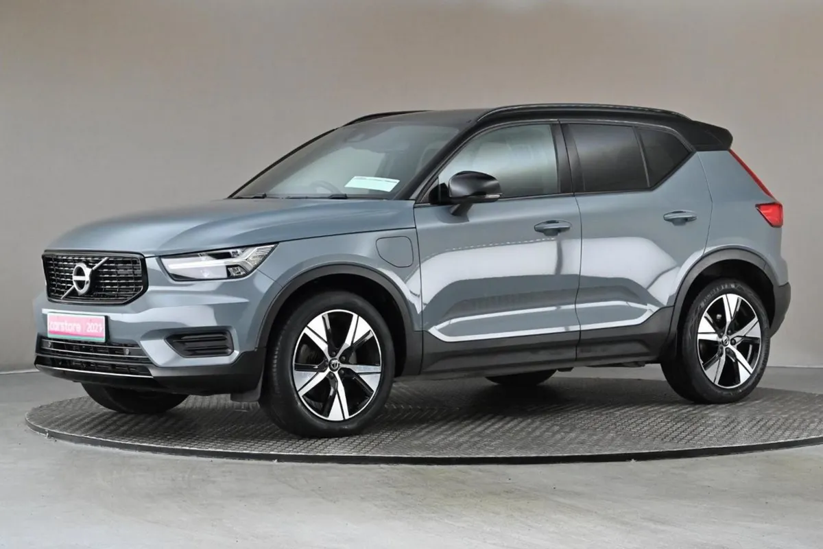 Volvo XC40 1.5 T4 R-design Recharge  2tone Roof - Image 4
