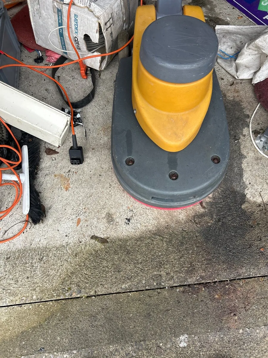 Taski floor burnisher buffer scrubber 900 RPM - Image 1