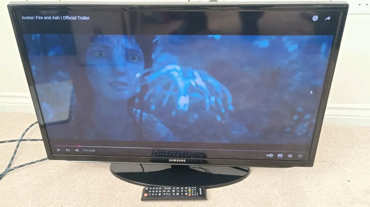 Samsung 32 inch Full HD TV - Image 1