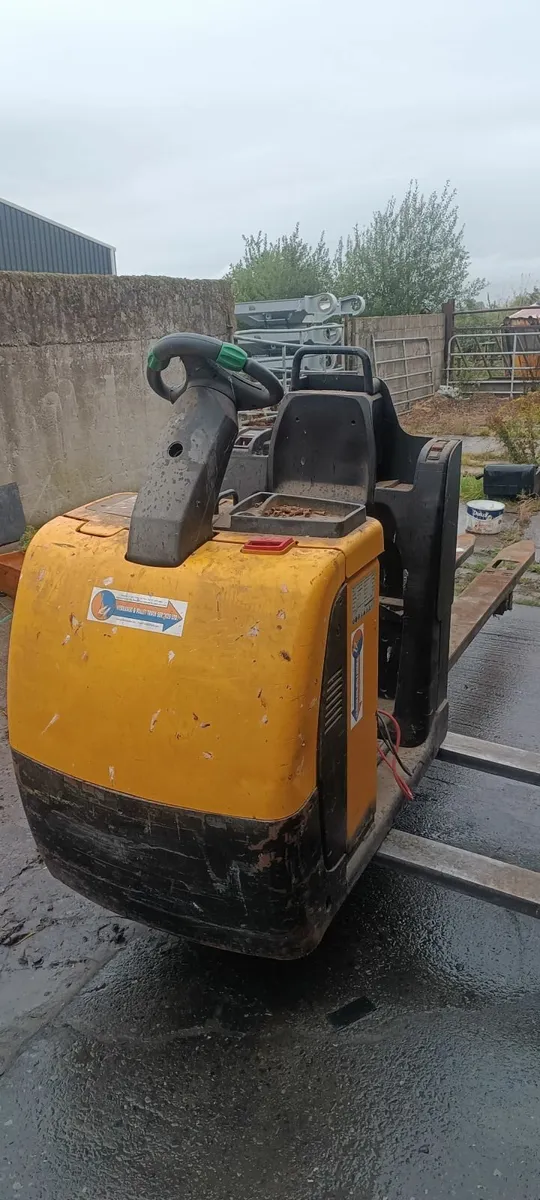 Forklift - Image 4