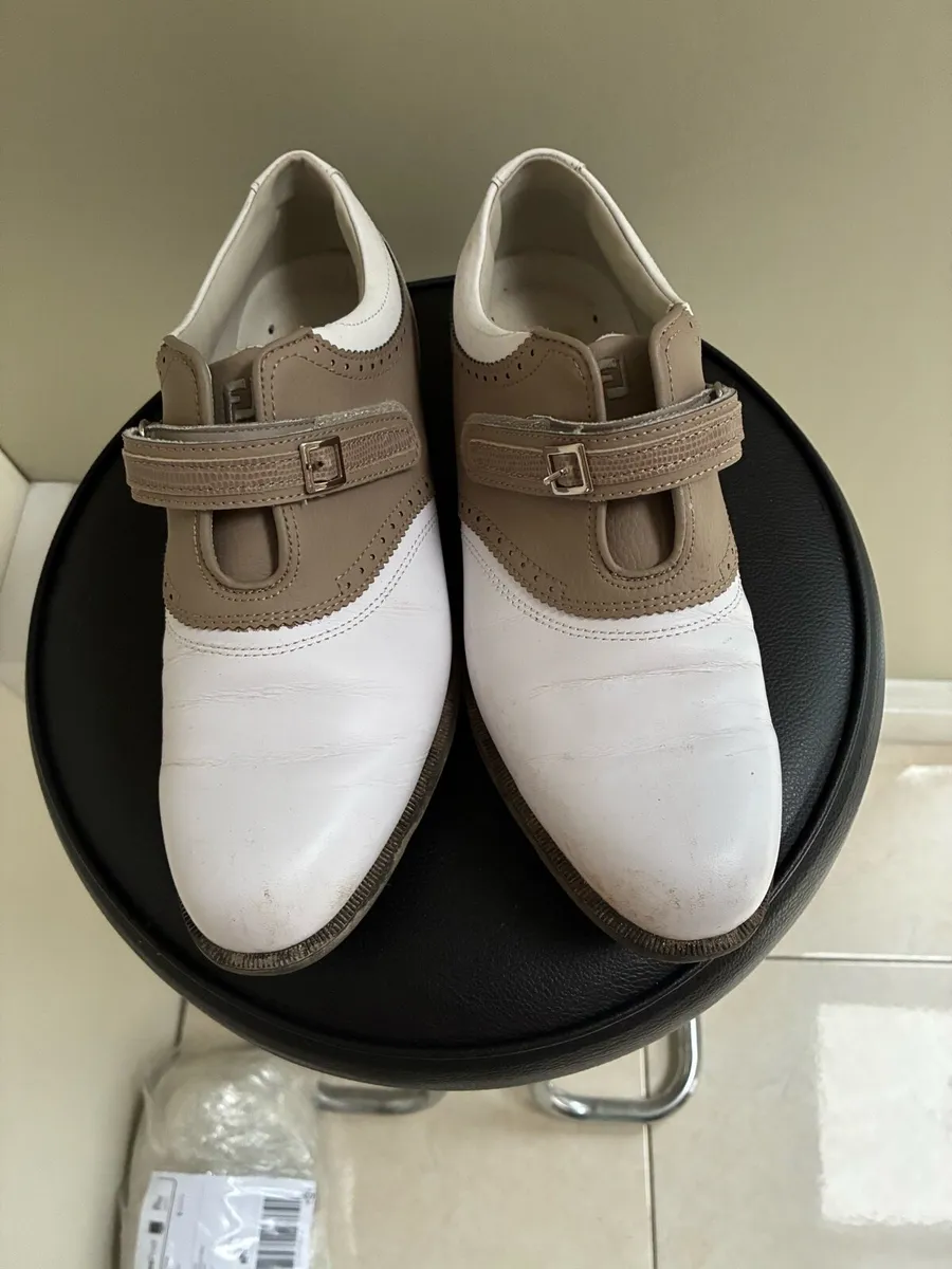 Golf shoes - Image 1