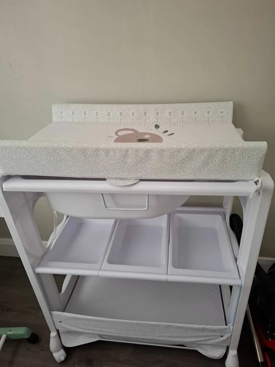Baby changing station - Image 1