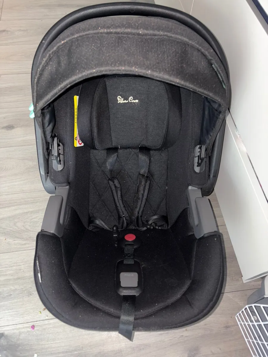 Silver cross special edition pram and car seat - Image 4