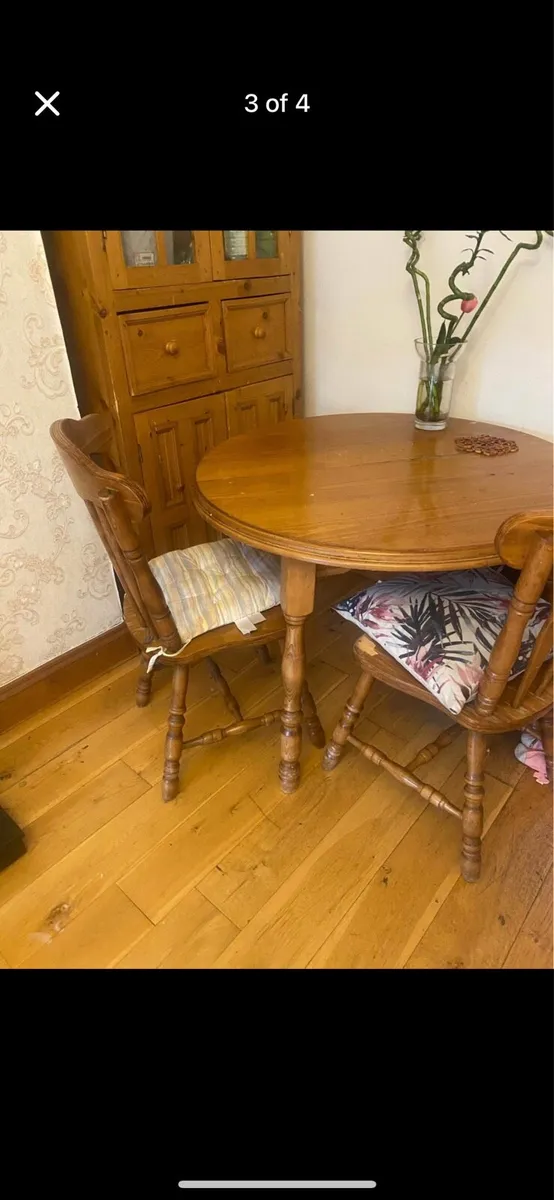 Round table + 3 chairs - Image 1