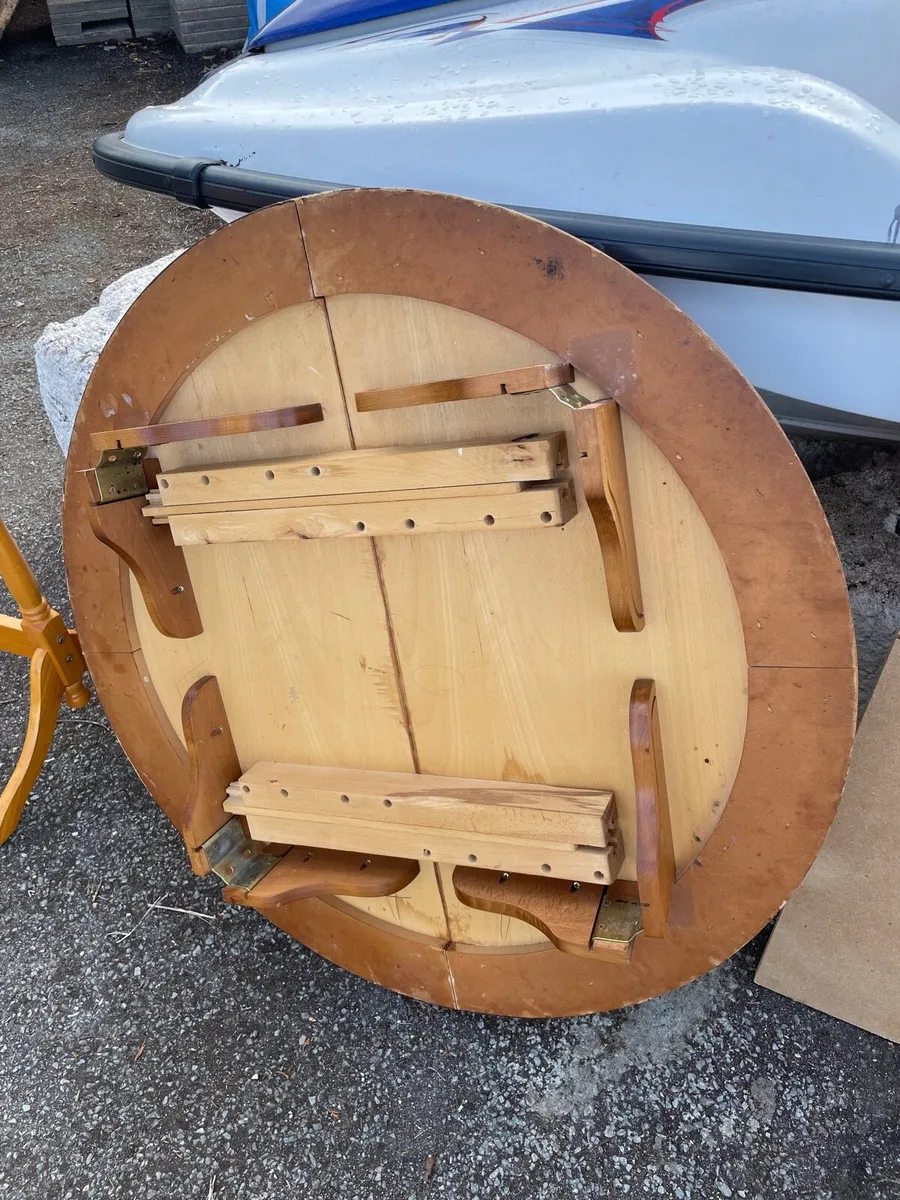Round table + 3 chairs - Image 2