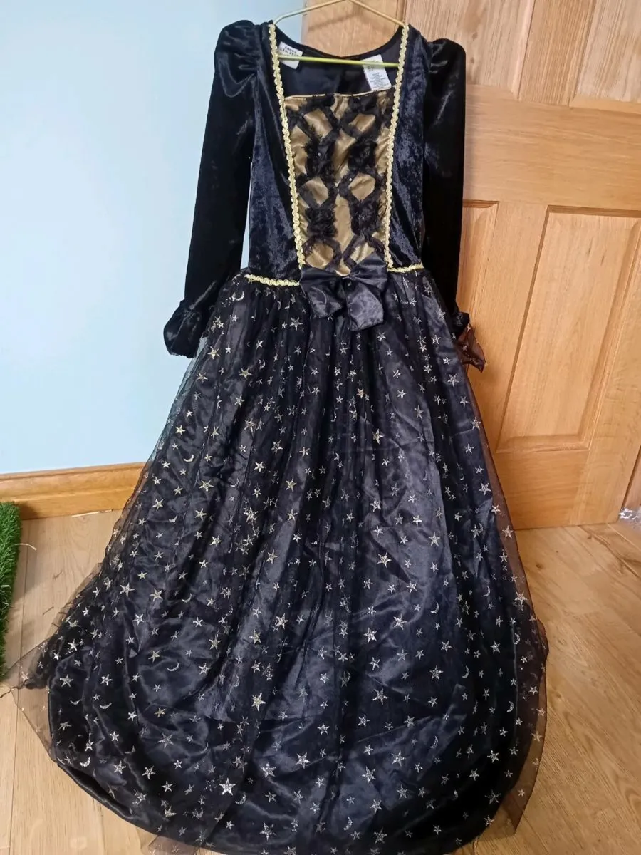 Costumes - Image 1