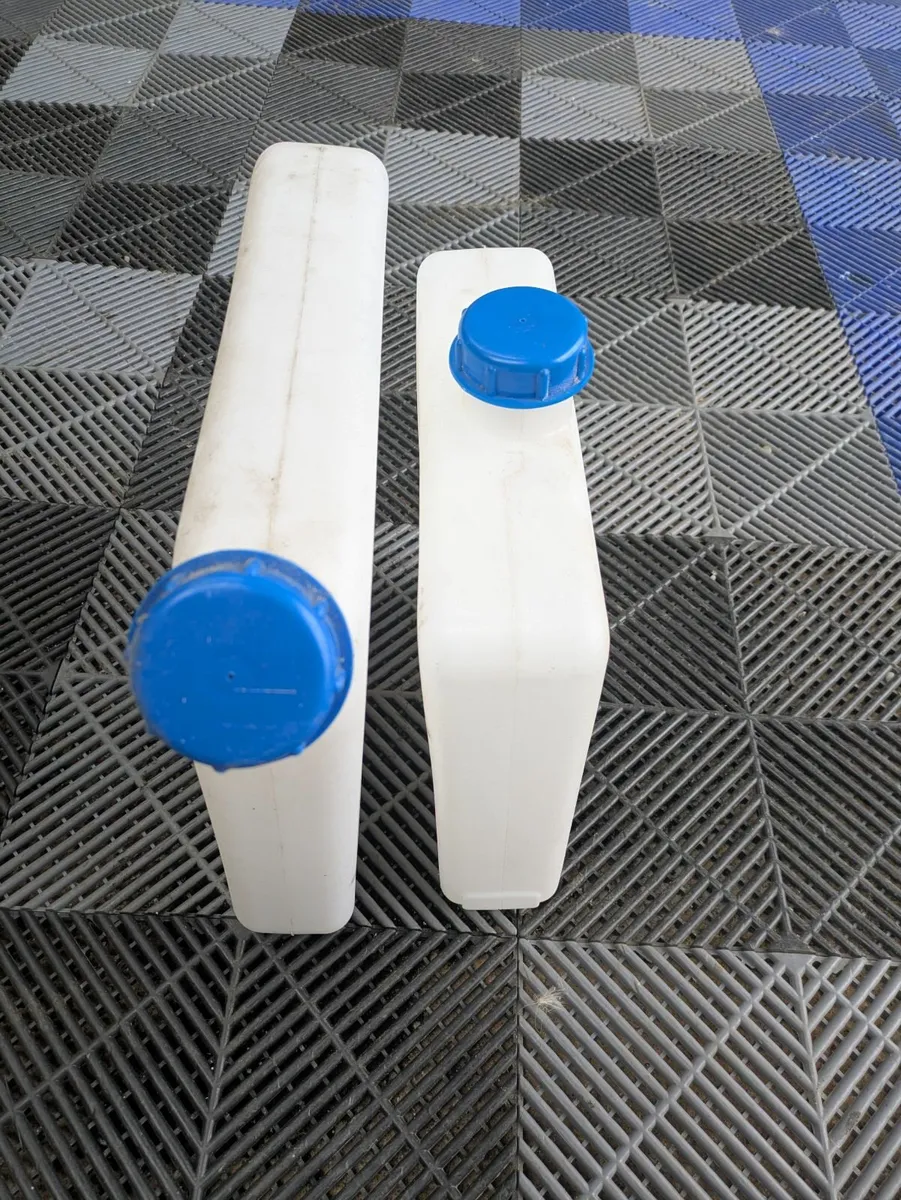 10 ltr diesel/water containers - Image 1