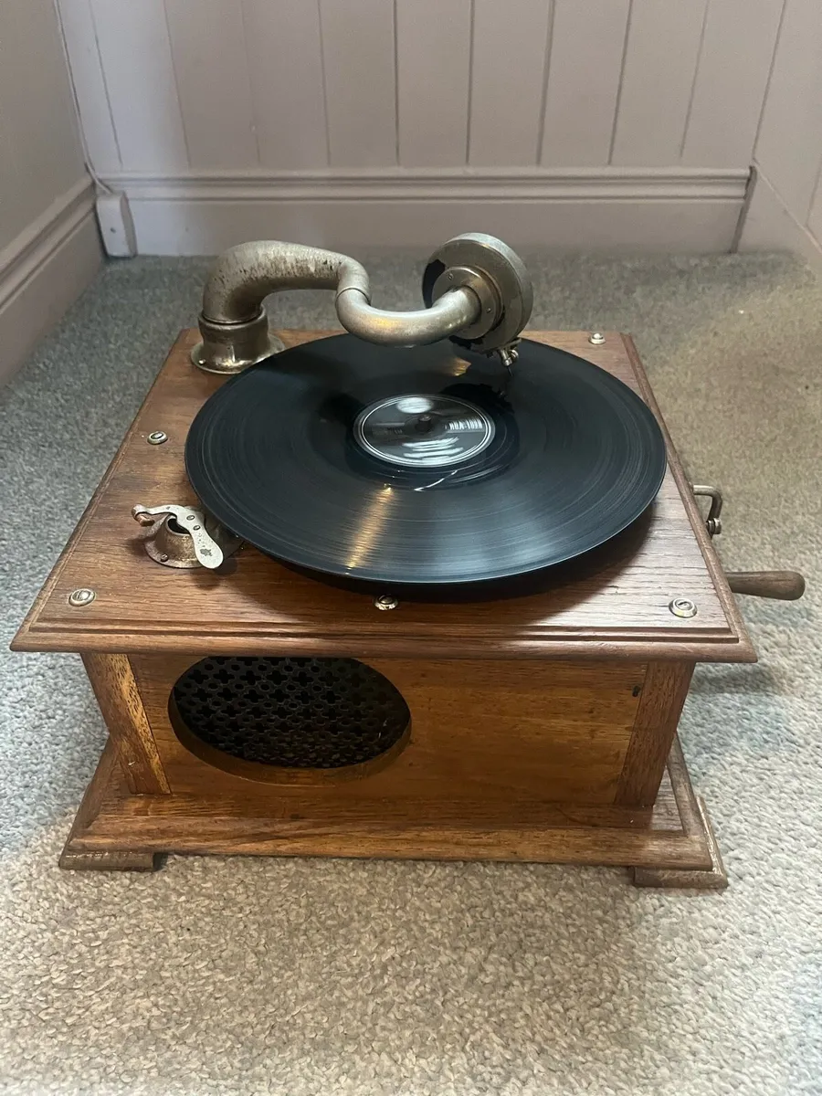 Vintage Wind Up Gramophone - Image 1