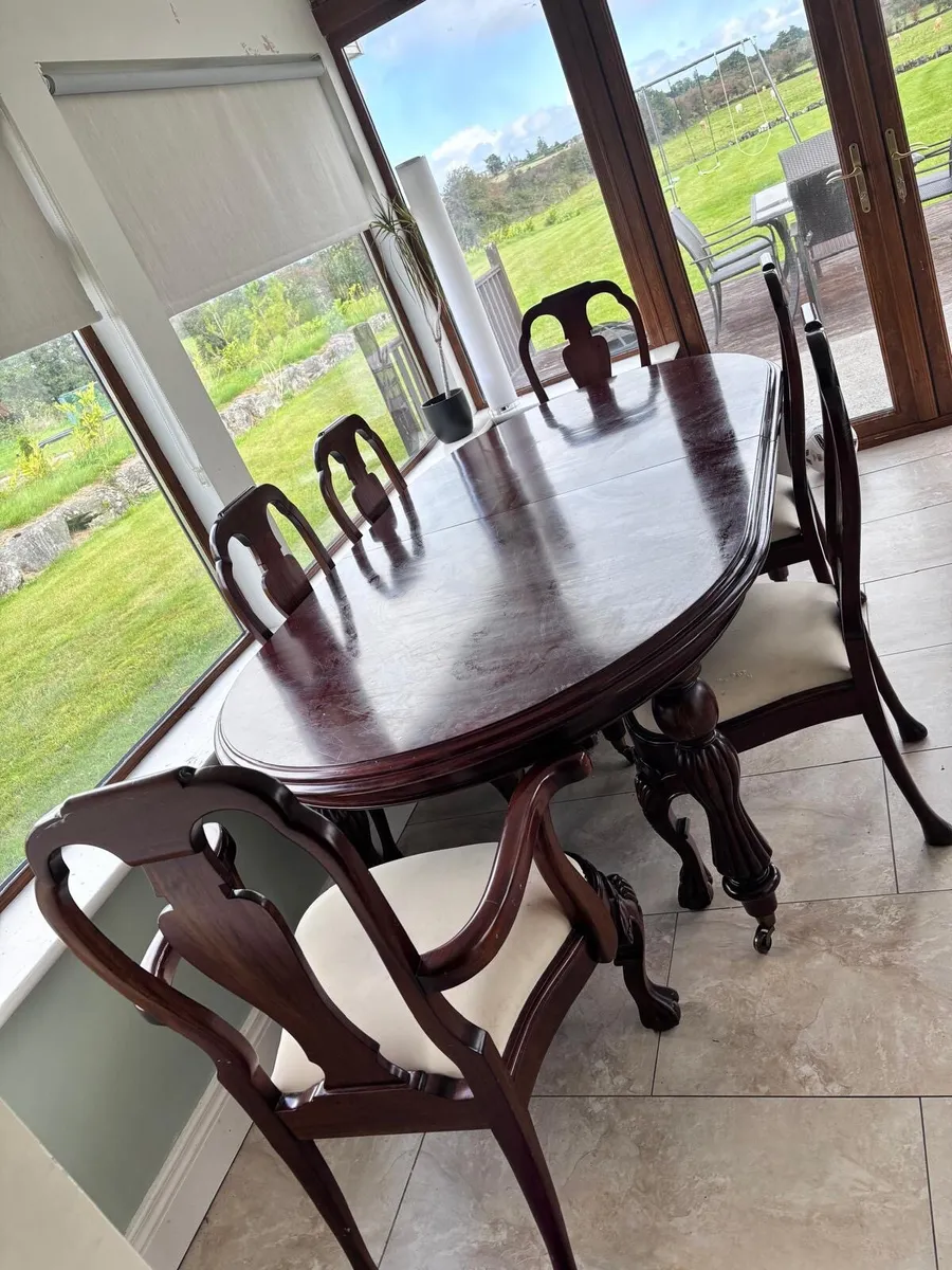 Mahogany table and 8 chairs - Image 1