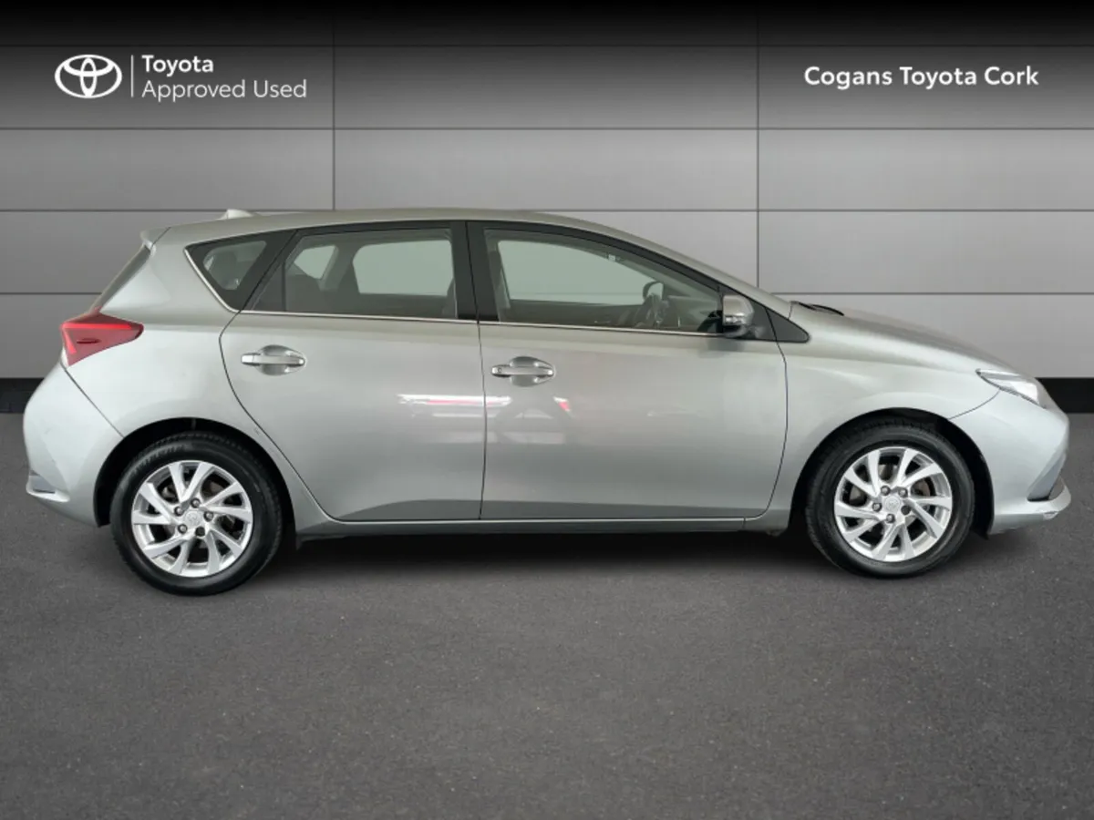 Toyota Auris Auris Auto Petrol - Image 3