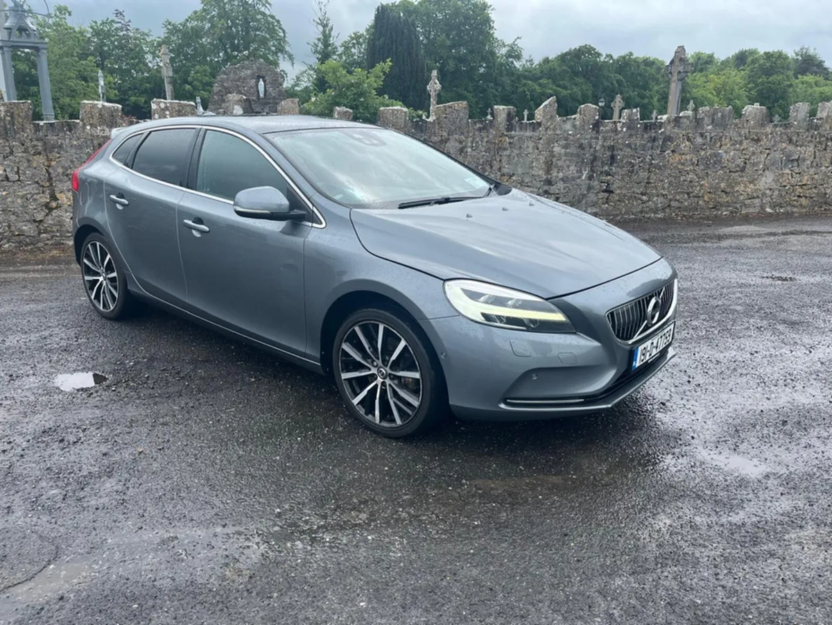 Volvo V40 D3 MOMENTUM 150PS 5DR 40 SERIES - Image 1